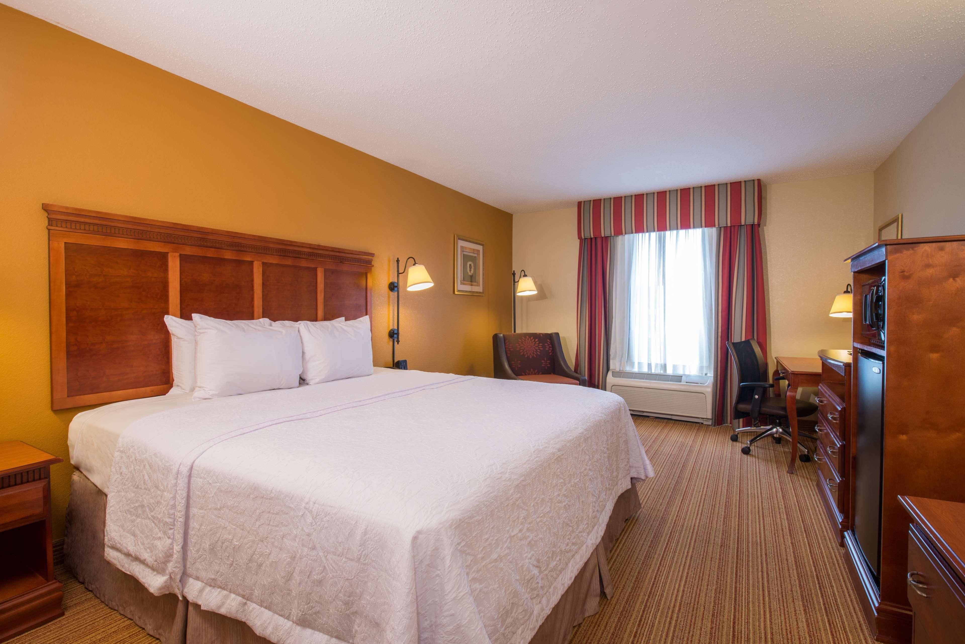 Hampton Inn Исли Экстерьер фото