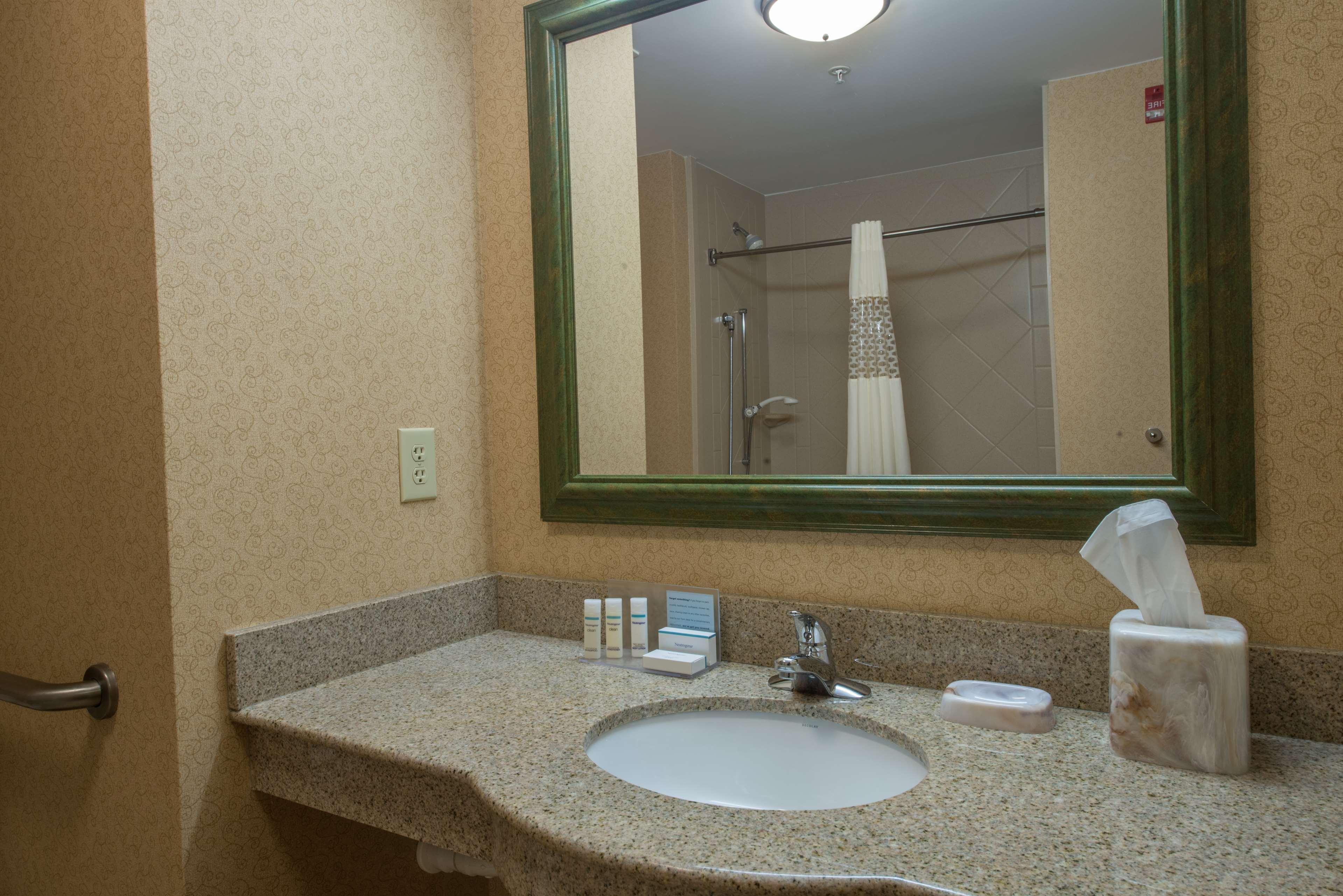 Hampton Inn Исли Экстерьер фото