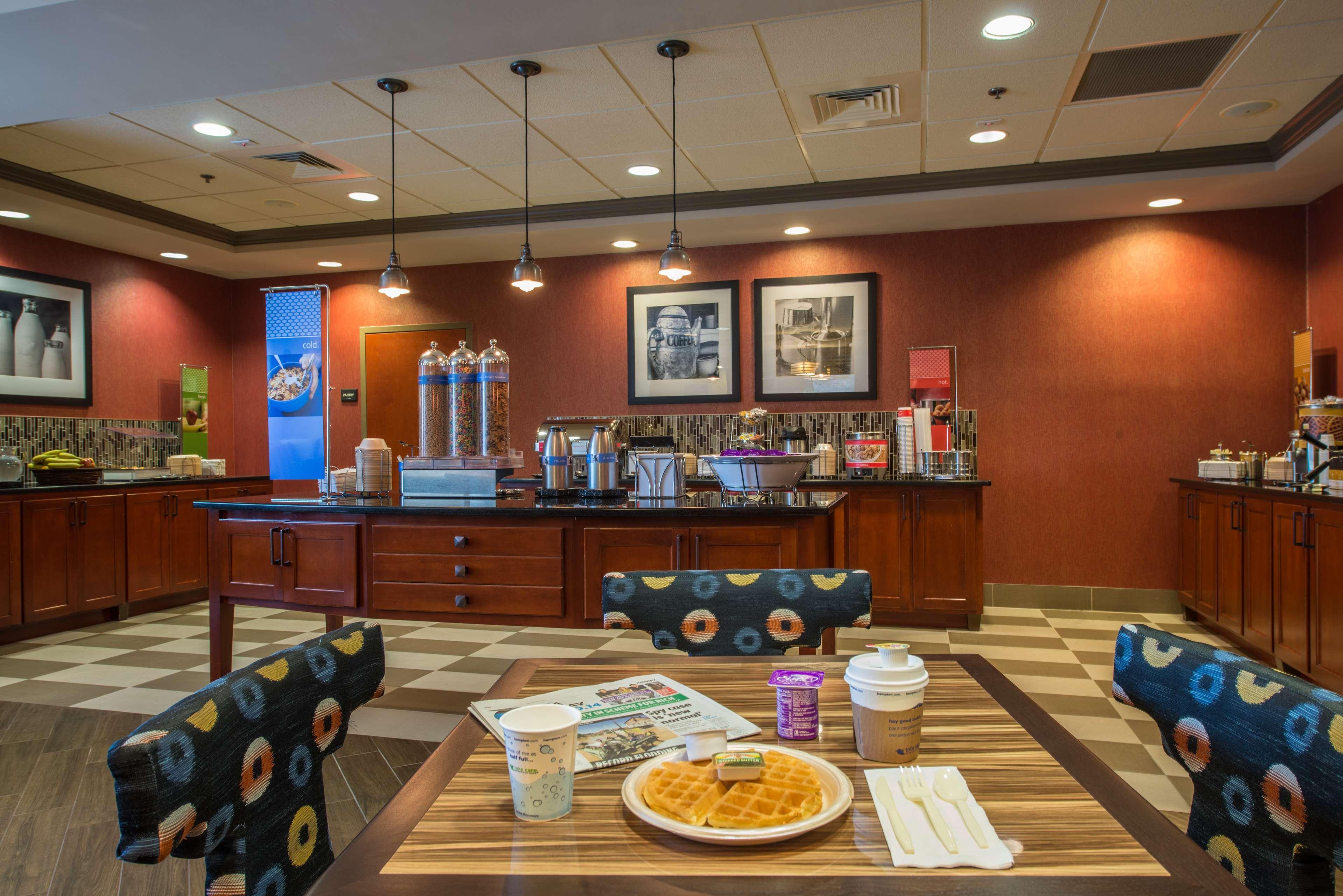 Hampton Inn Исли Экстерьер фото