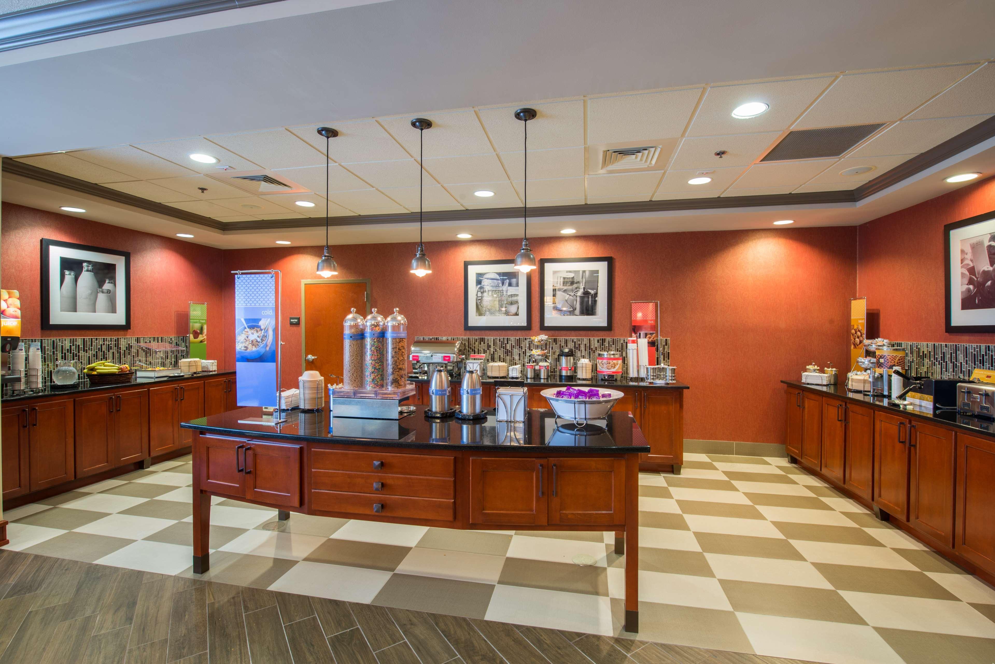 Hampton Inn Исли Экстерьер фото