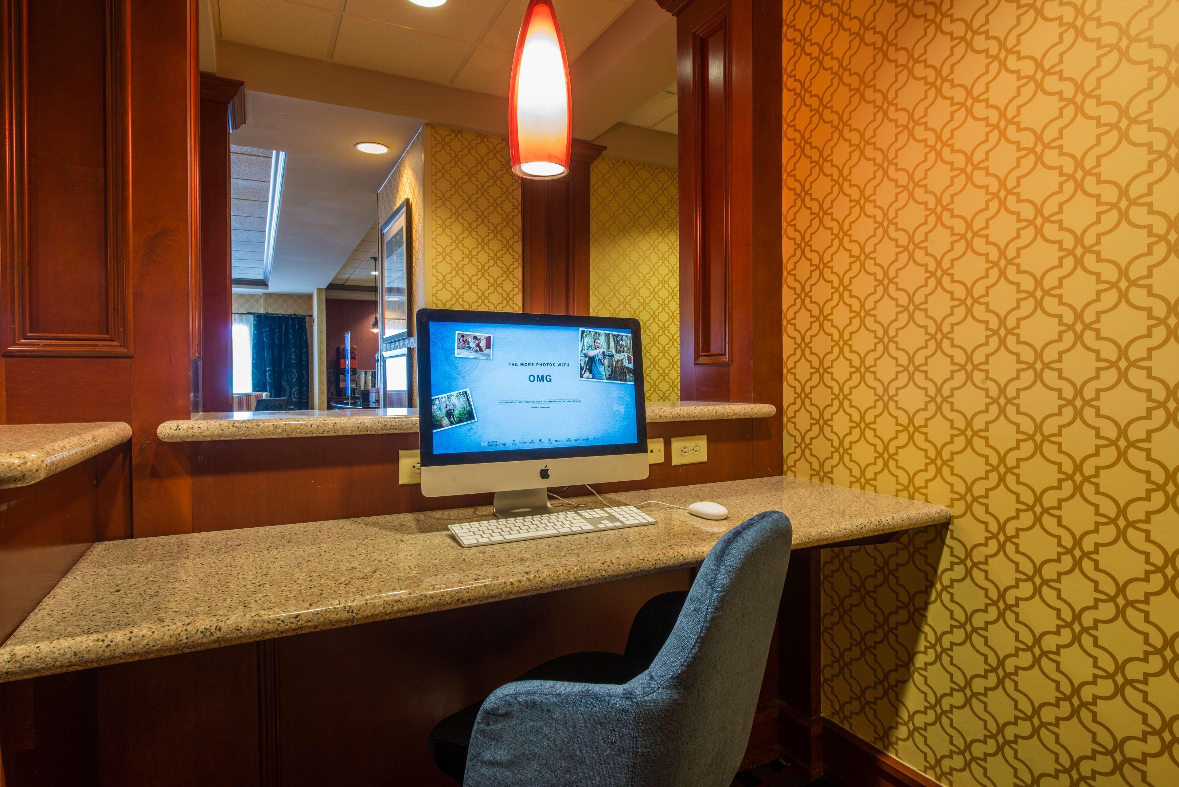 Hampton Inn Исли Экстерьер фото