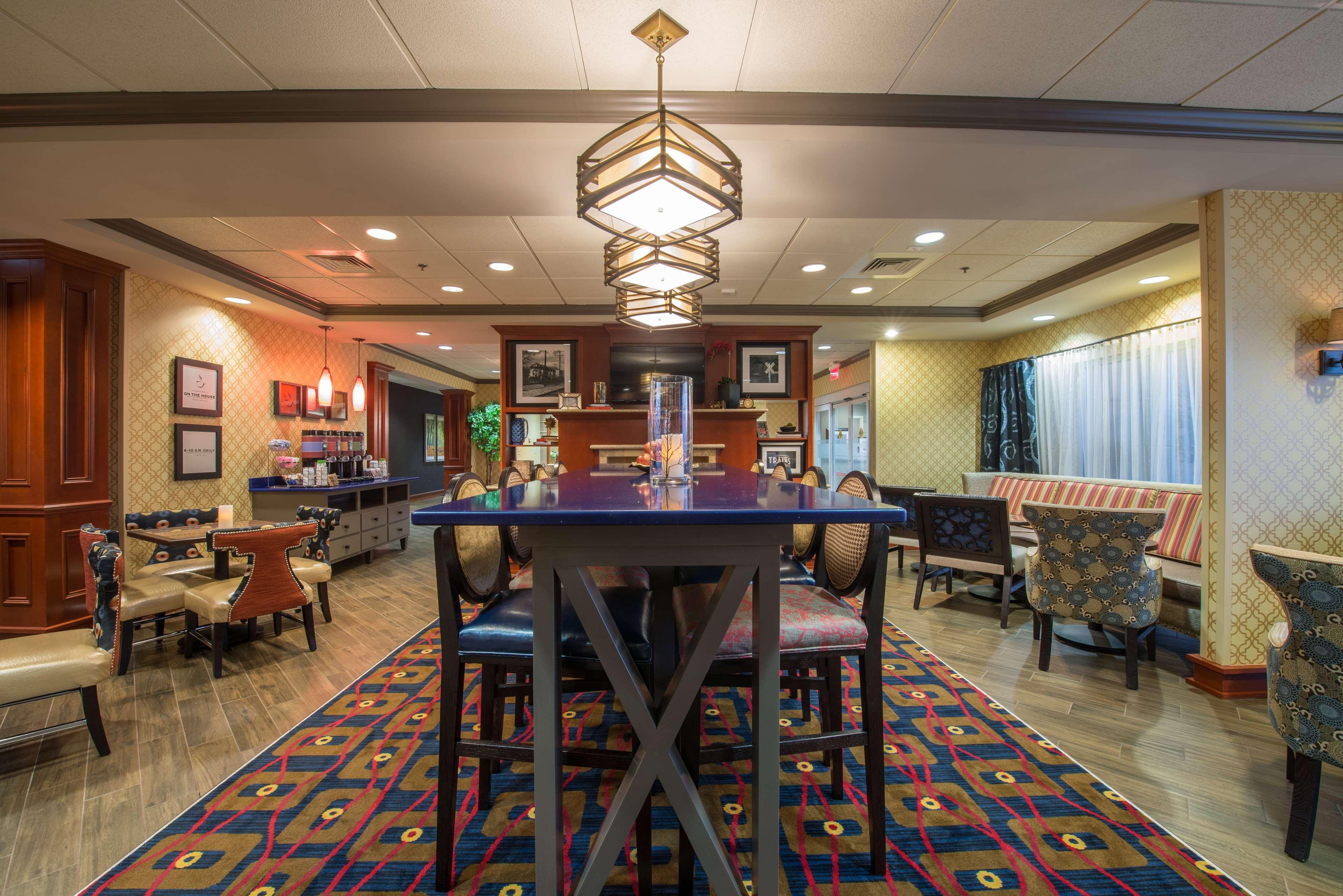 Hampton Inn Исли Экстерьер фото