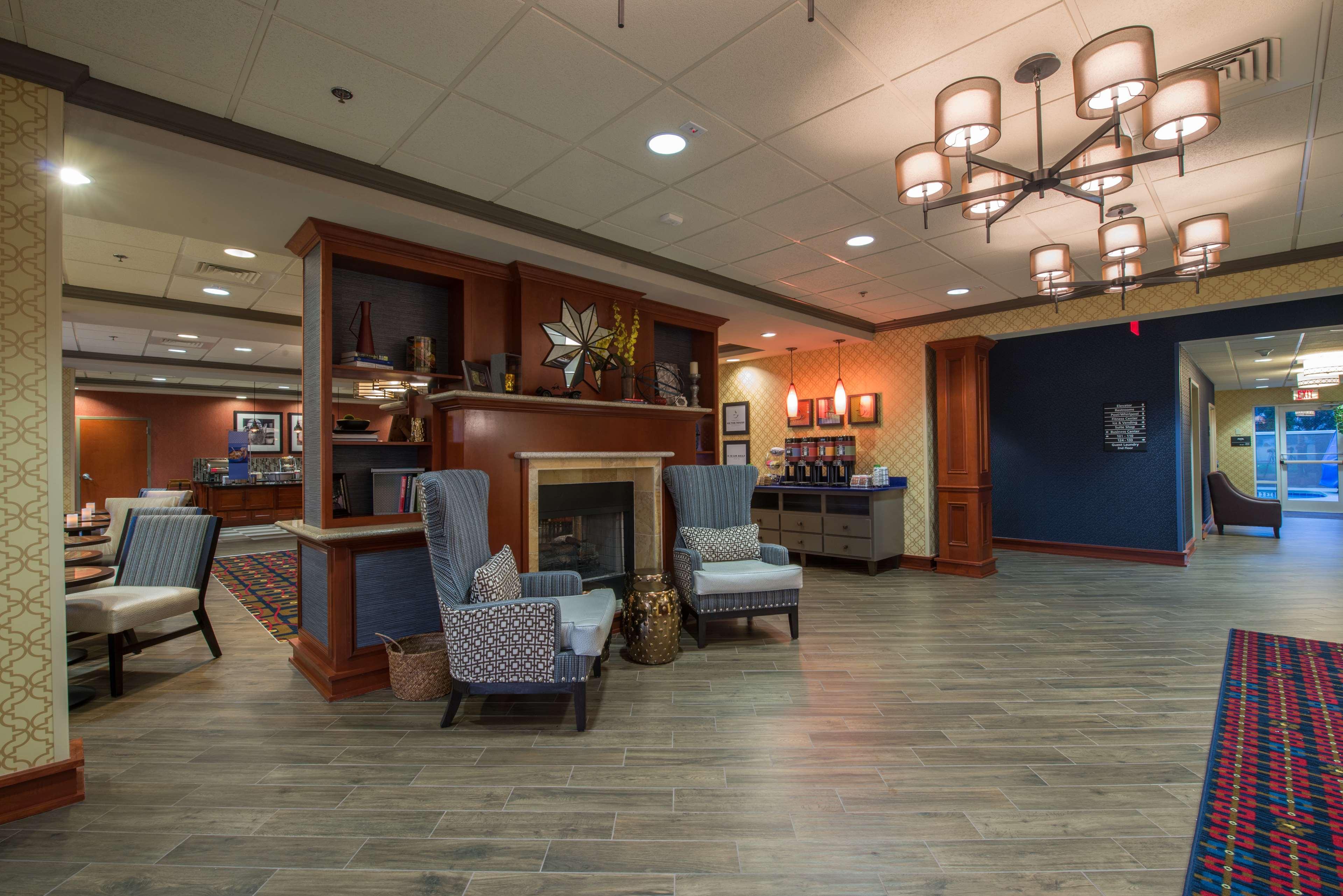 Hampton Inn Исли Экстерьер фото