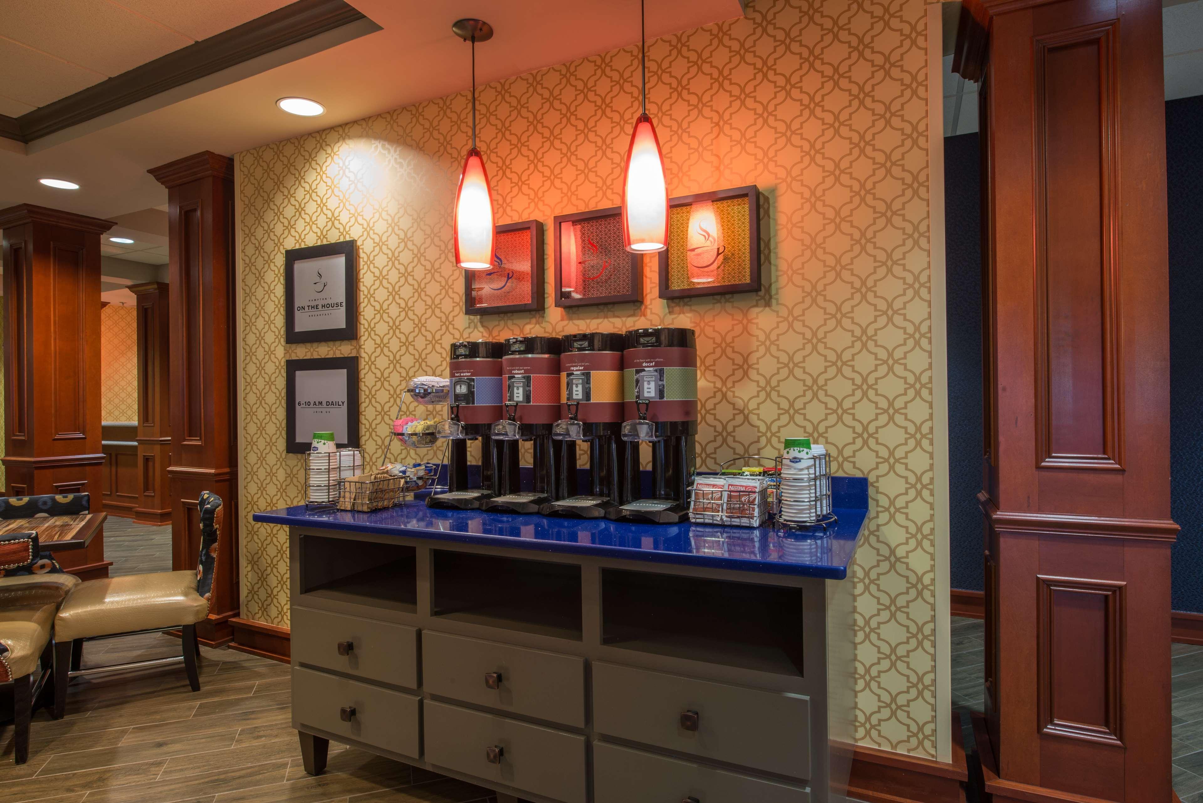 Hampton Inn Исли Экстерьер фото