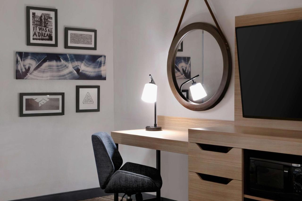 Hampton Inn Исли Экстерьер фото