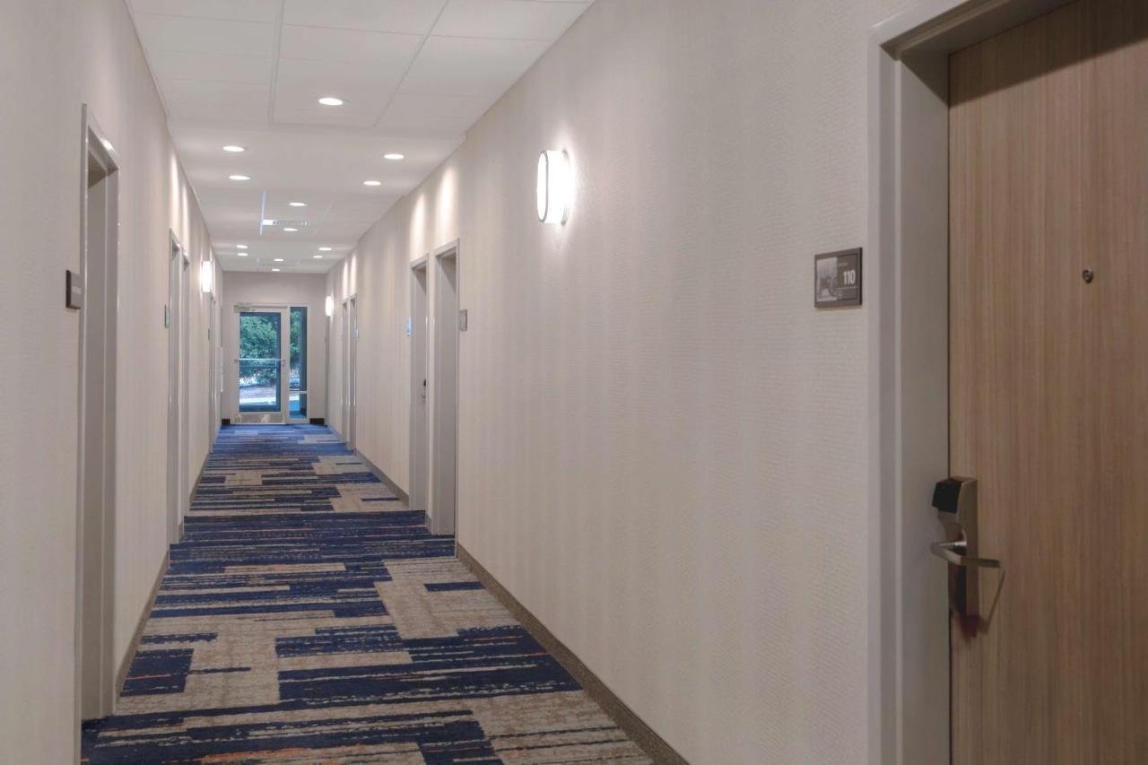 Hampton Inn Исли Экстерьер фото