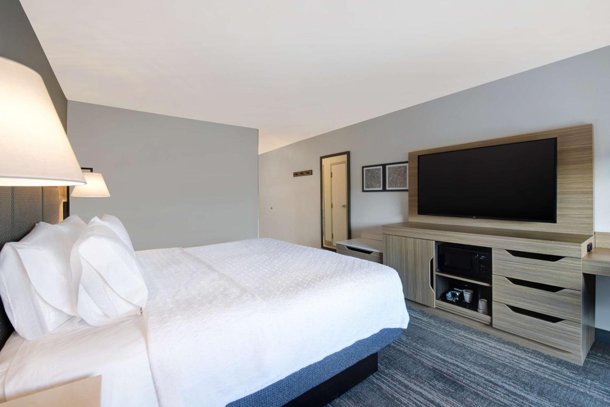 Hampton Inn Исли Экстерьер фото