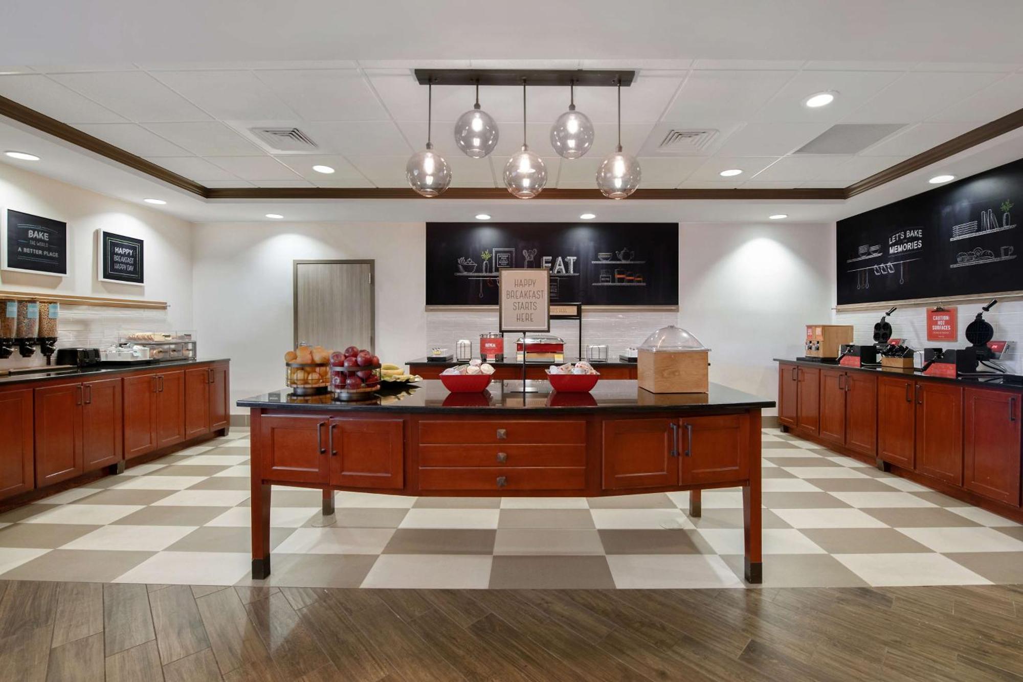 Hampton Inn Исли Экстерьер фото