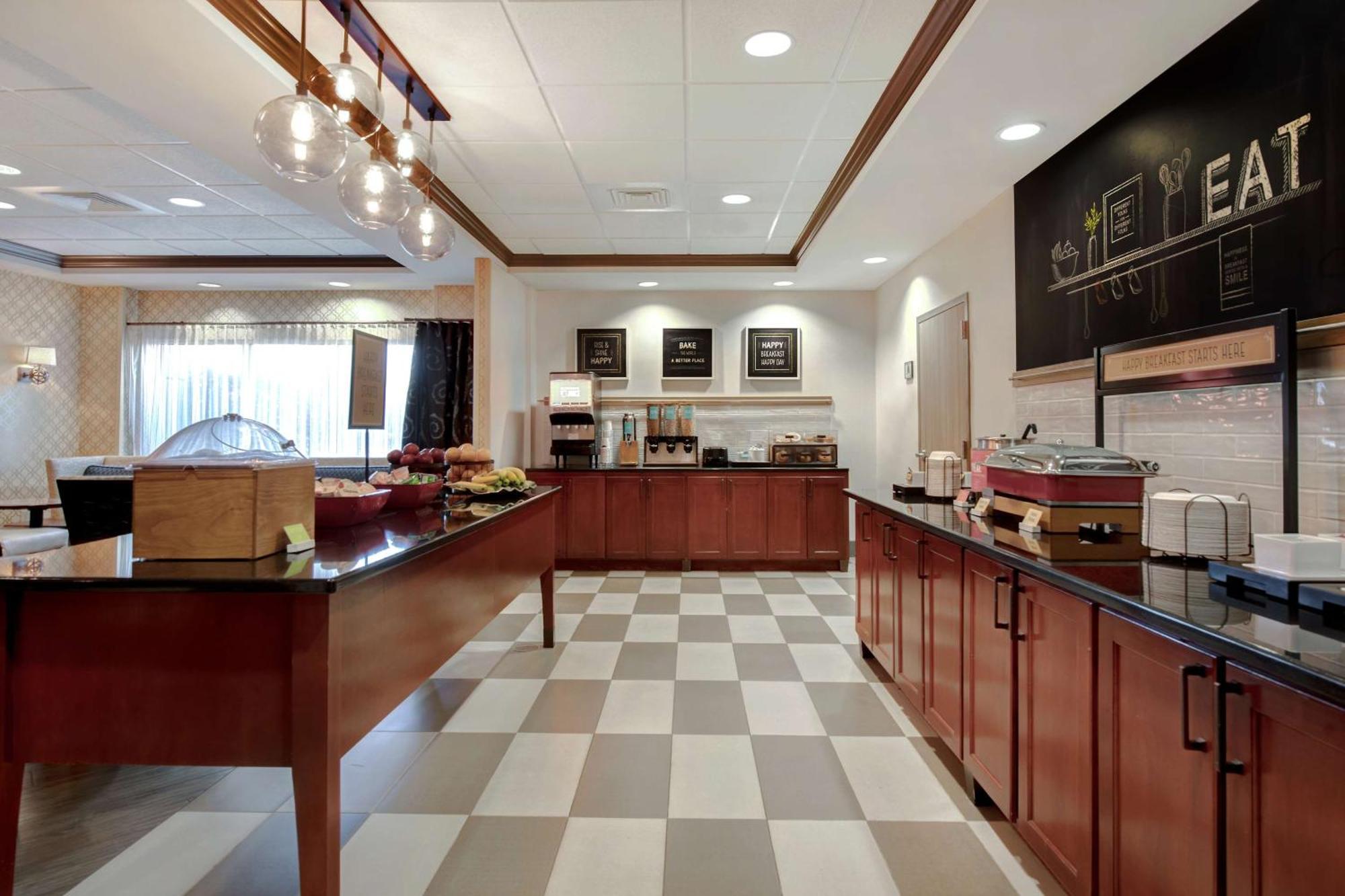 Hampton Inn Исли Экстерьер фото