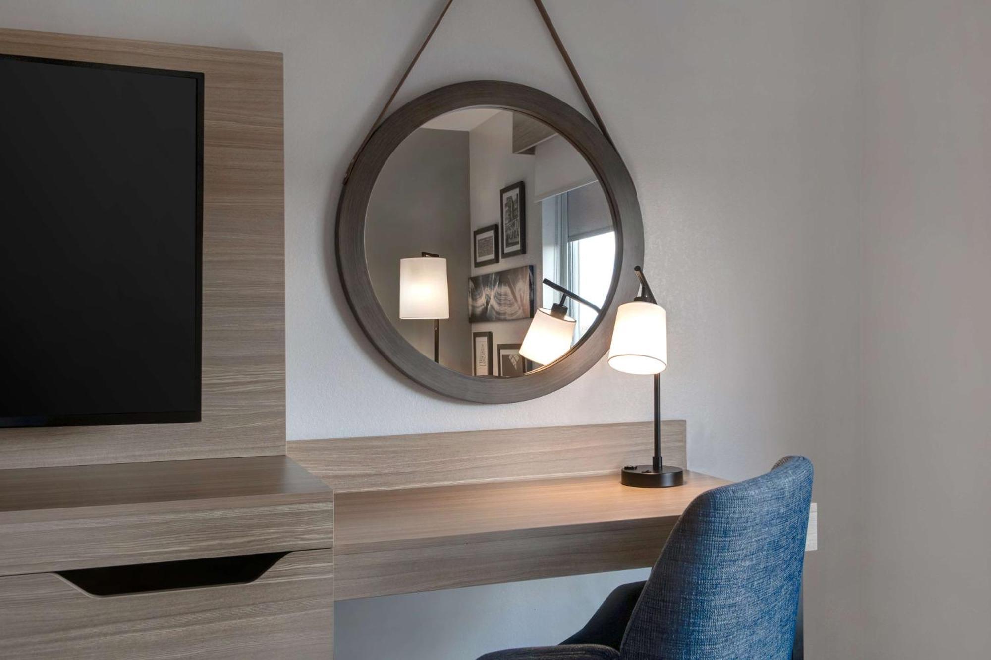 Hampton Inn Исли Экстерьер фото