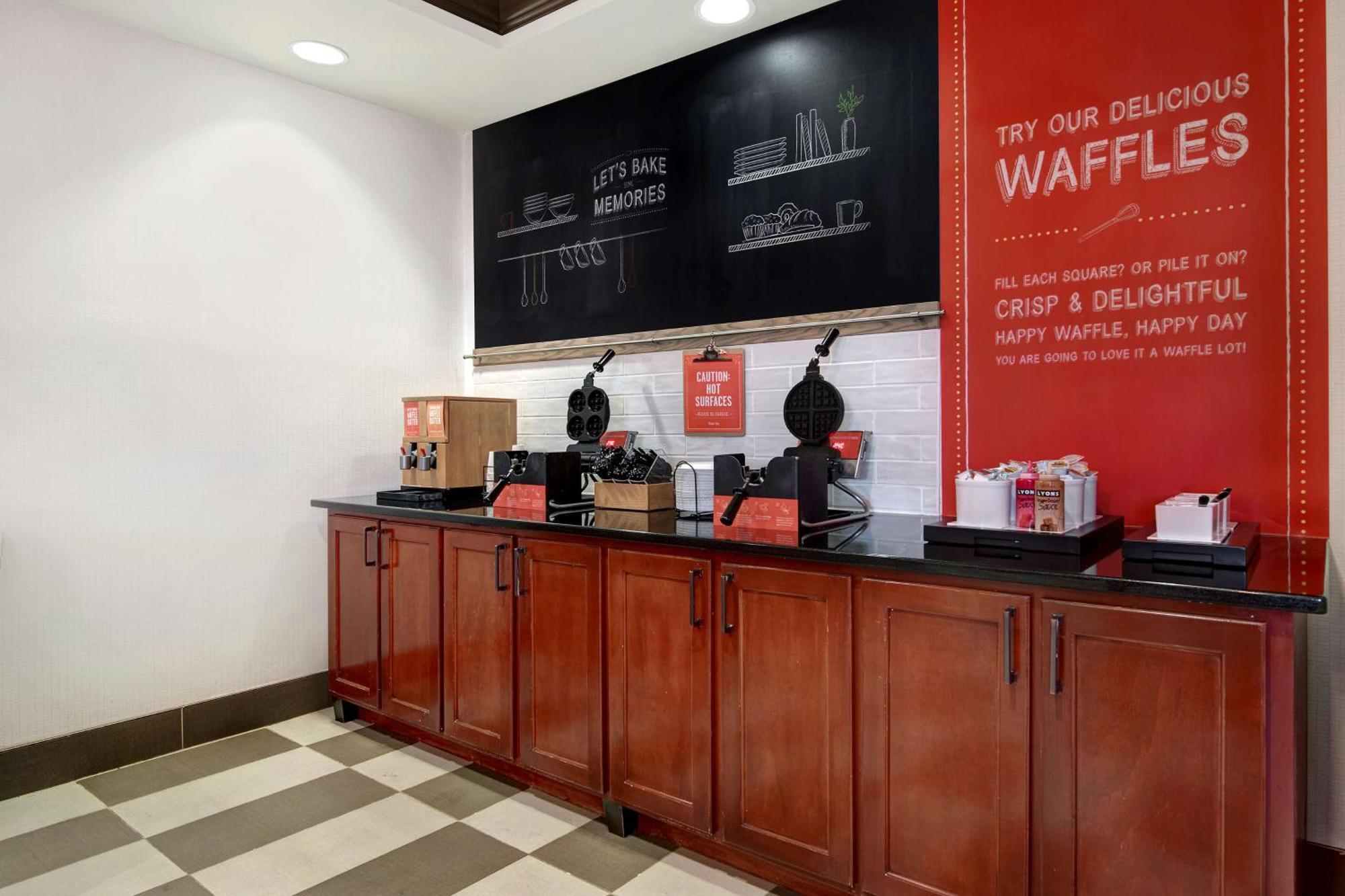 Hampton Inn Исли Экстерьер фото