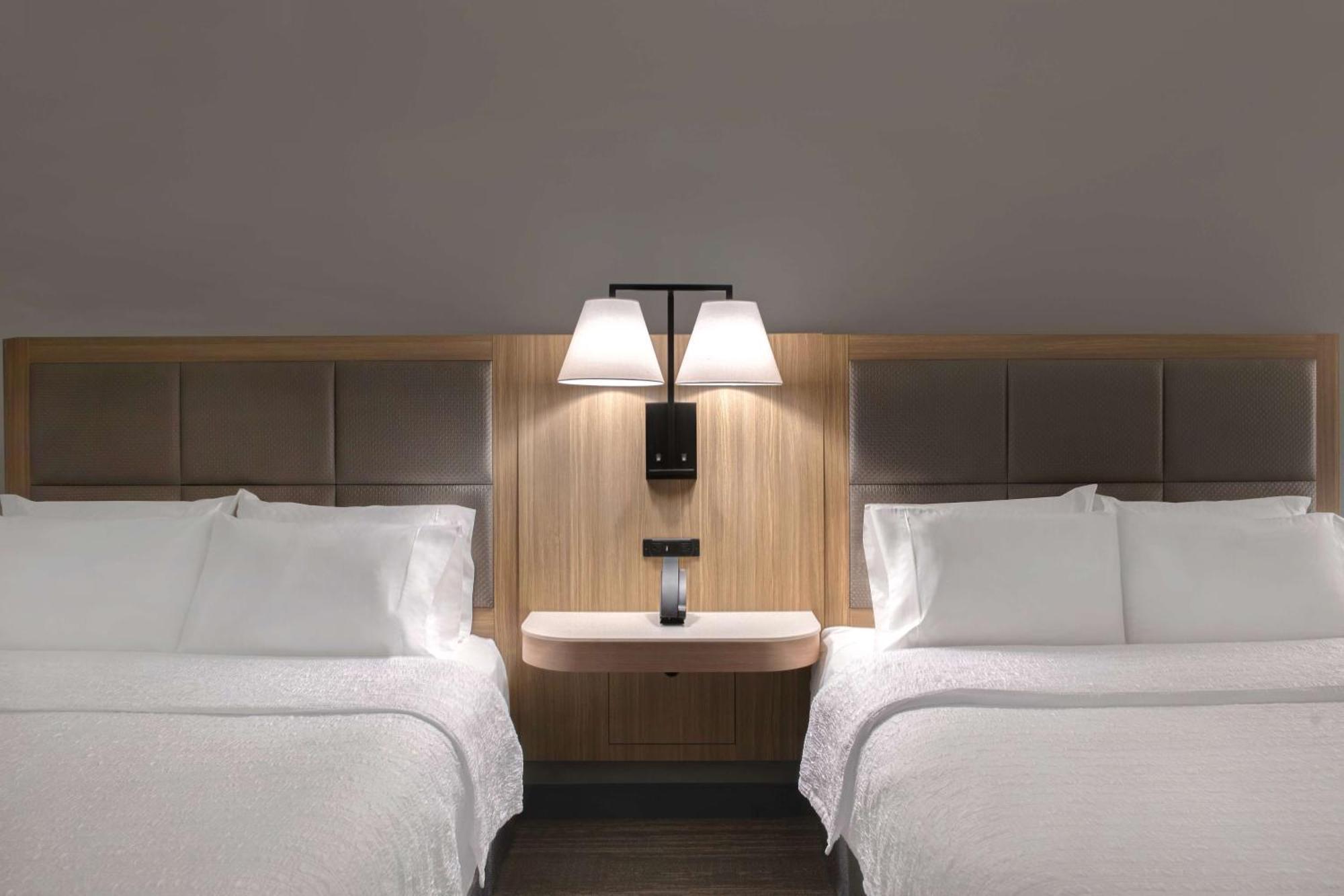 Hampton Inn Исли Экстерьер фото