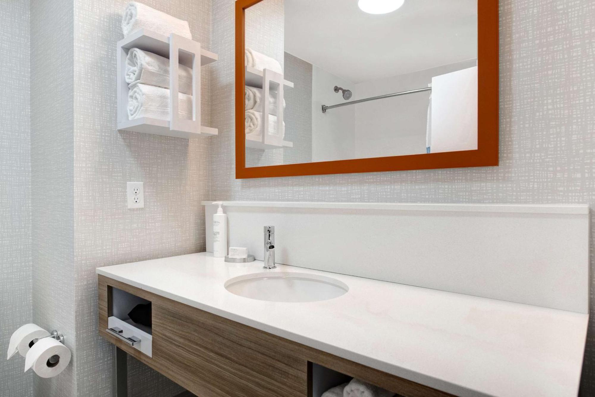 Hampton Inn Исли Экстерьер фото