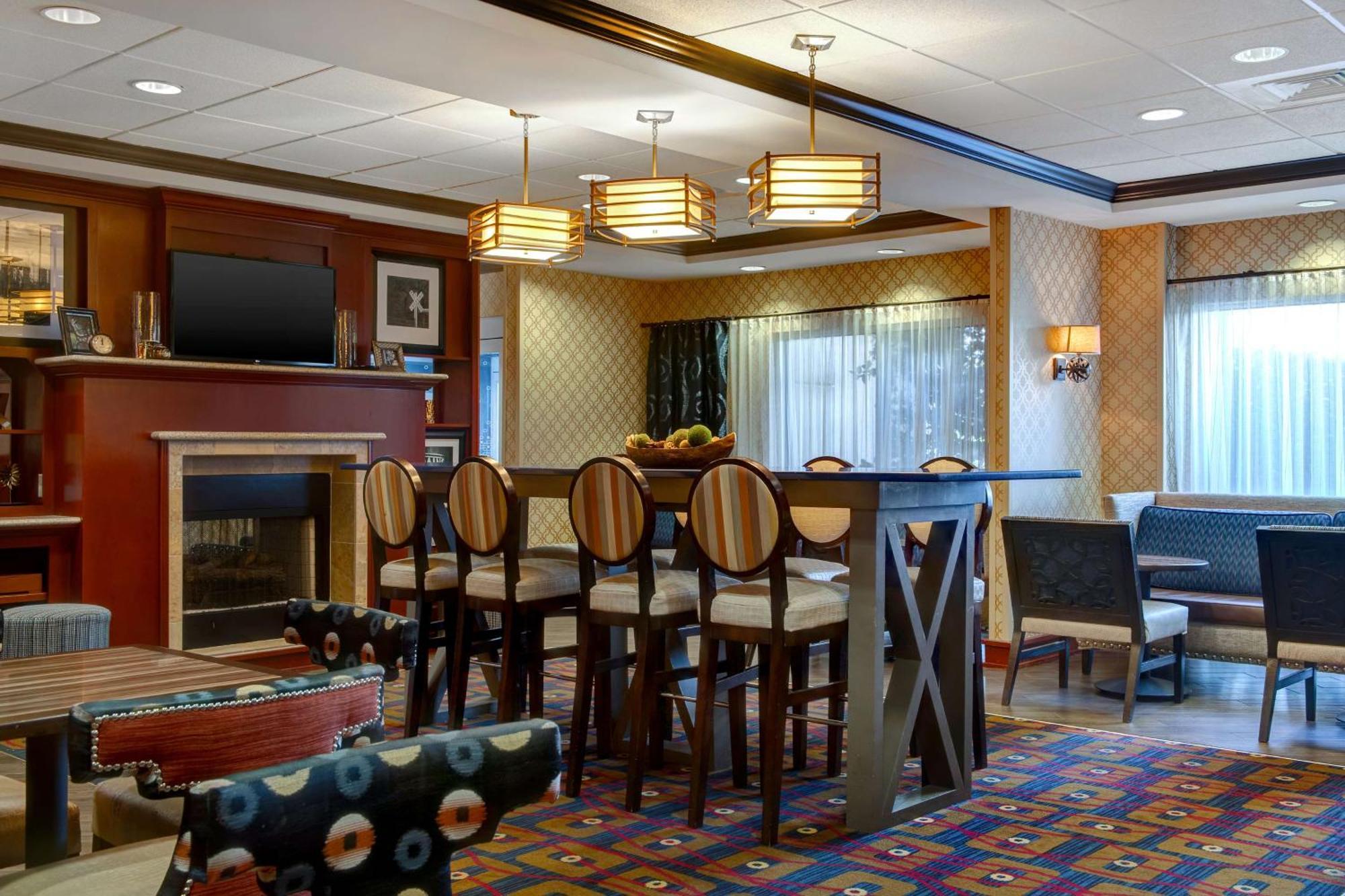 Hampton Inn Исли Экстерьер фото