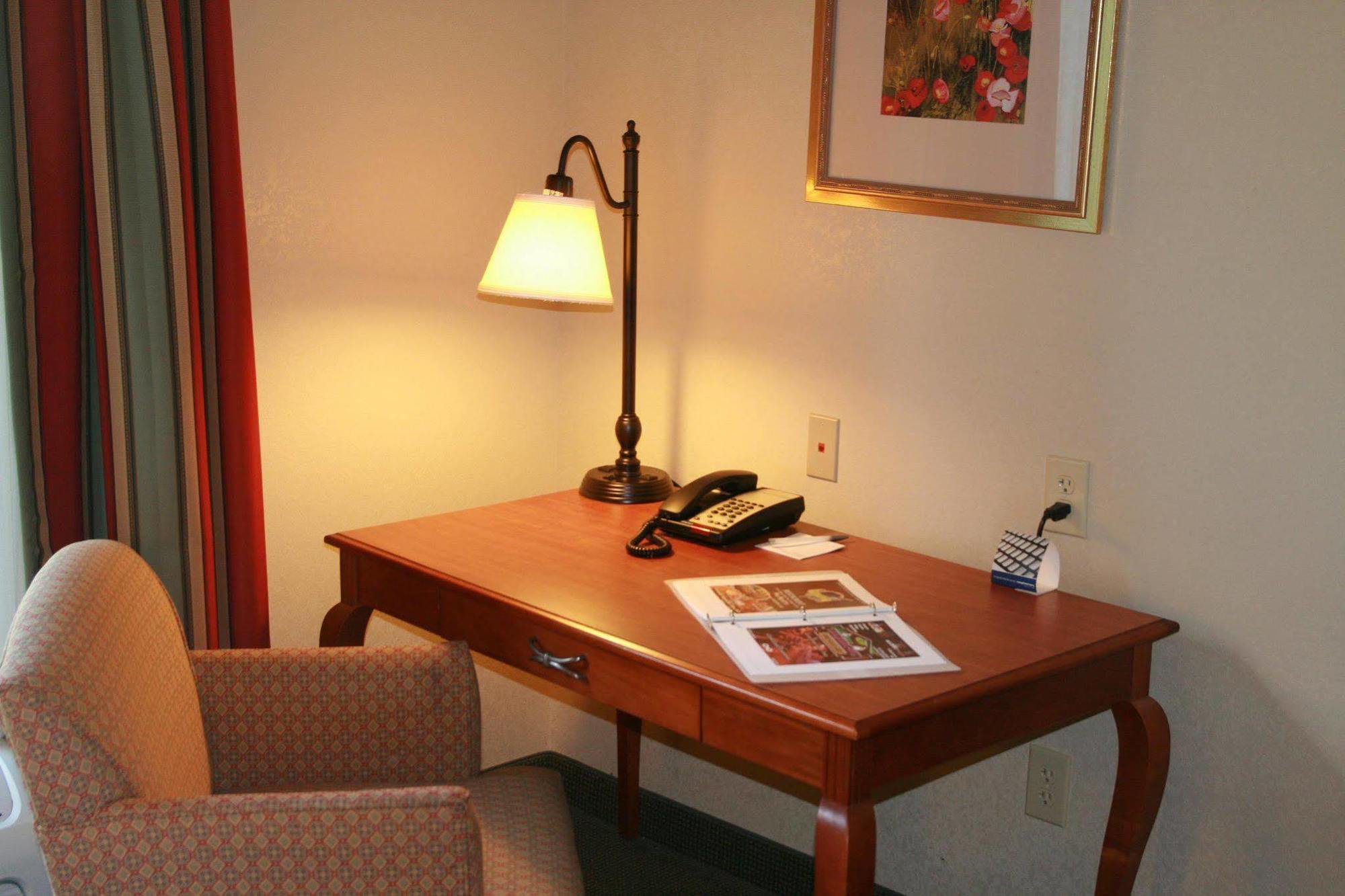 Hampton Inn Исли Номер фото