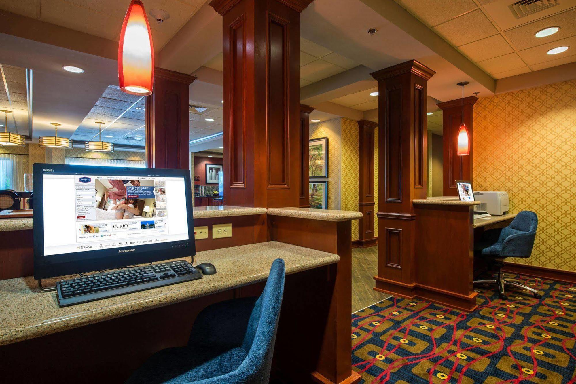 Hampton Inn Исли Экстерьер фото
